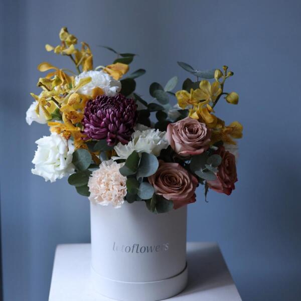 Surprise on a florisit taste in a hat box, bright - Размер S