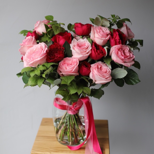 Garden Roses in a vase - 23 розы с зеленью