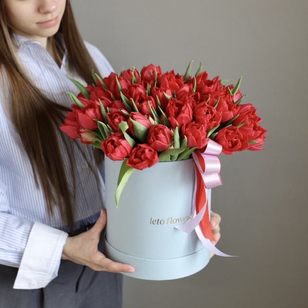 Tulips in a hat box - Размер M