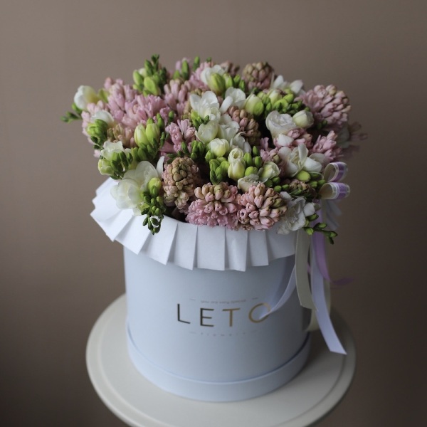 Hyacinthus with freesia in a hat box - Размер L