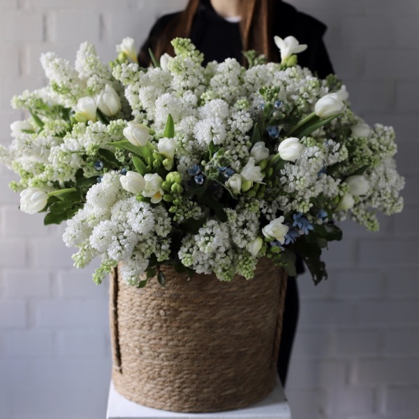 Lilac with spring flowers in a basket - Размер L