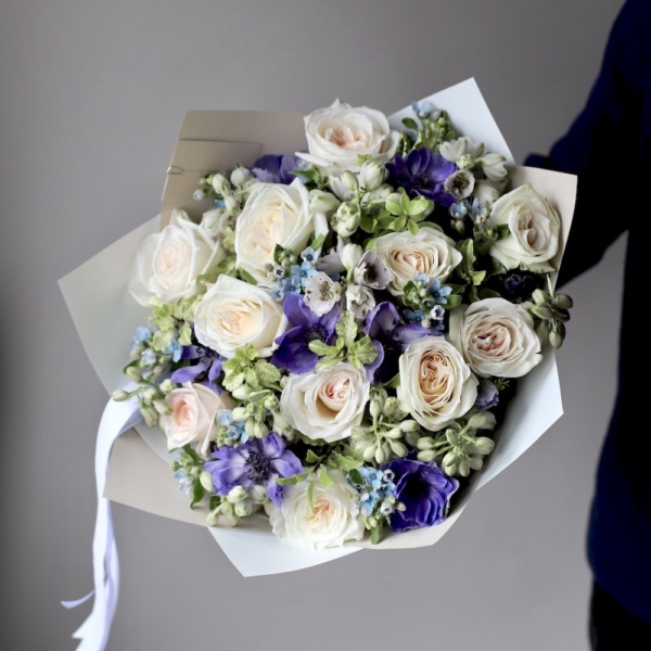 Garden Roses with  Delphinium, Anemone and Oxypetalum -  Размер M 