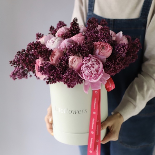 Peonies, Ranunculus and Lilac in a hatbox - Размер M