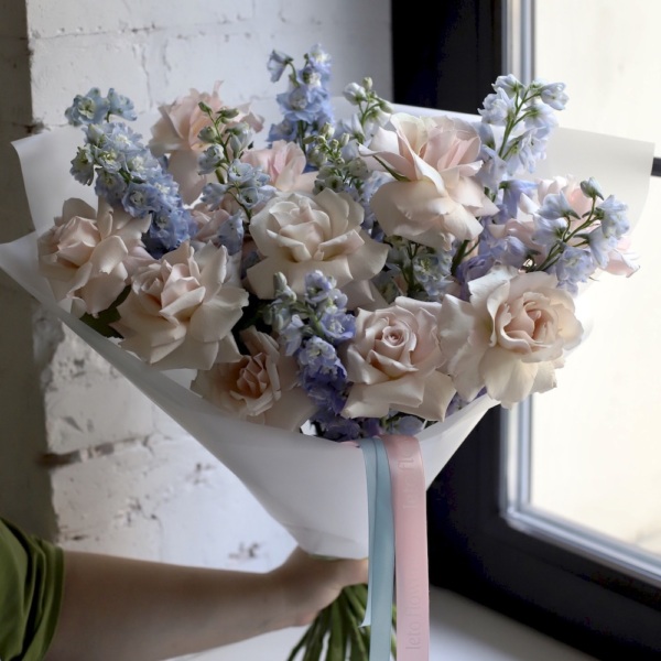 Roses with Delphinium -  Размер M 