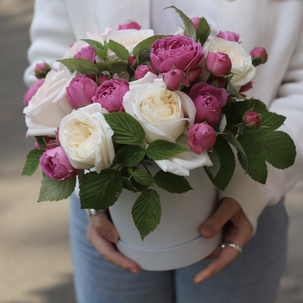 Garden Roses with Spray Roses in a hat box - Размер S с зеленью