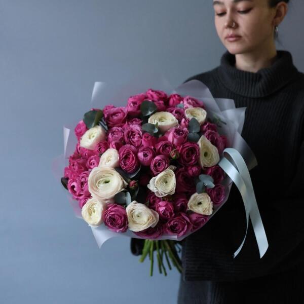Ranunculus with Spray Roses - Размер M
