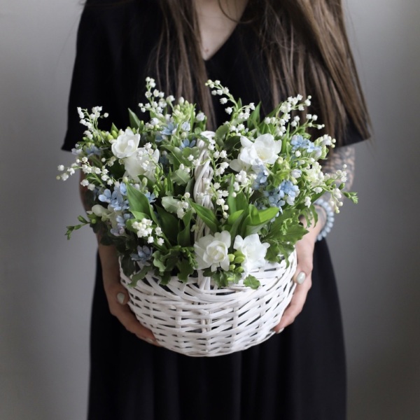 Lily of the Valley and spring flowers in a basket - Размер S