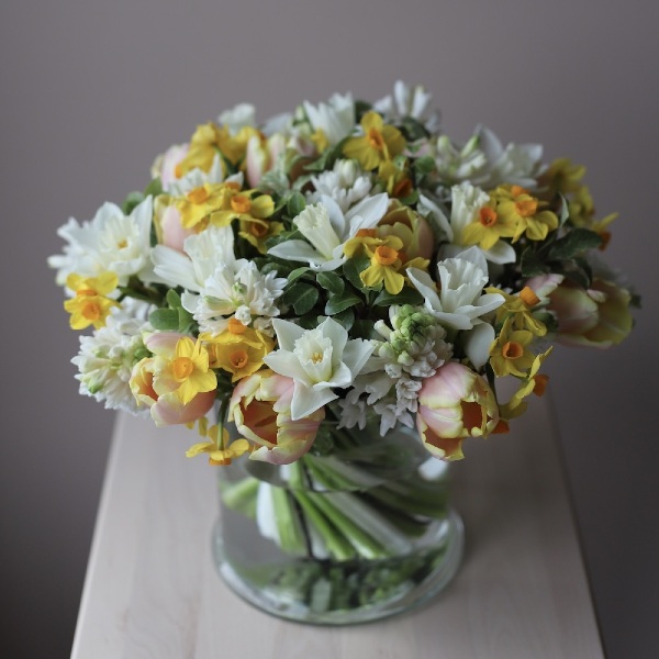 Daffodils with tulips and hyacinthus in a vase - Размер M