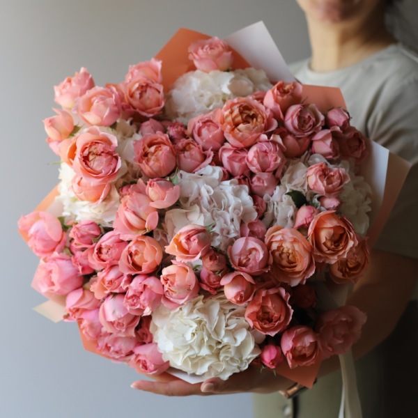 Hydrangeas with Spray Garden Roses - Размер M  