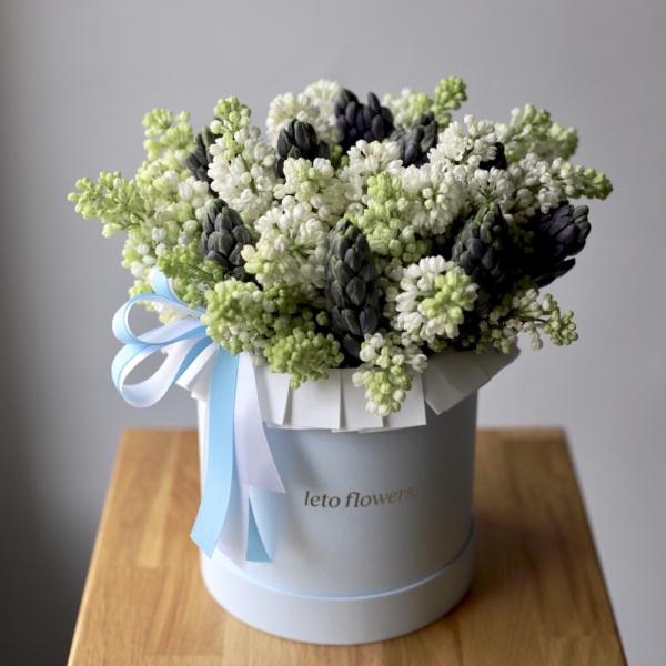 Lilac and Hyacinths in a hat box - Размер S