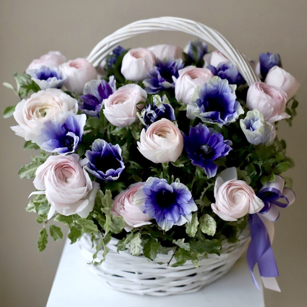 Ranunculus with Anemone in a basket - Размер M