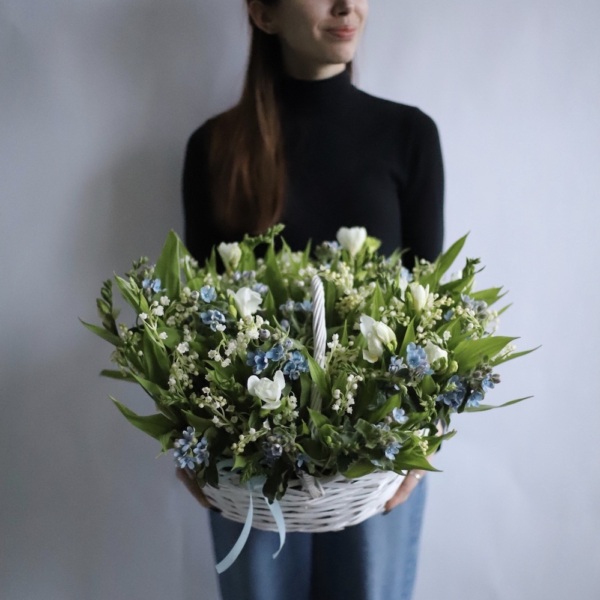 Lily of the Valley and spring flowers in a basket - Размер L