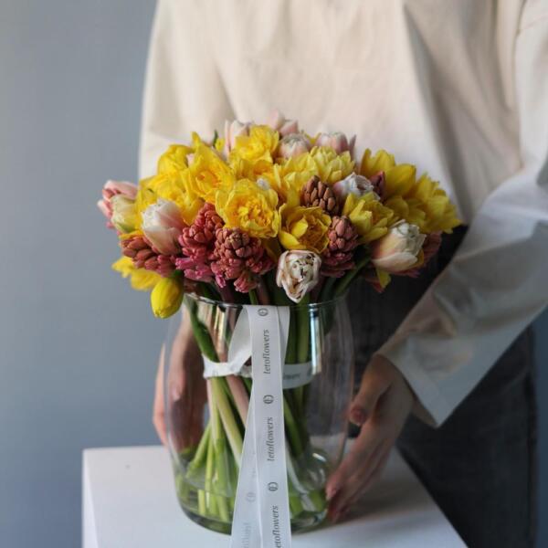 Daffodils with tulips and hyacinthus in a vase - Размер M