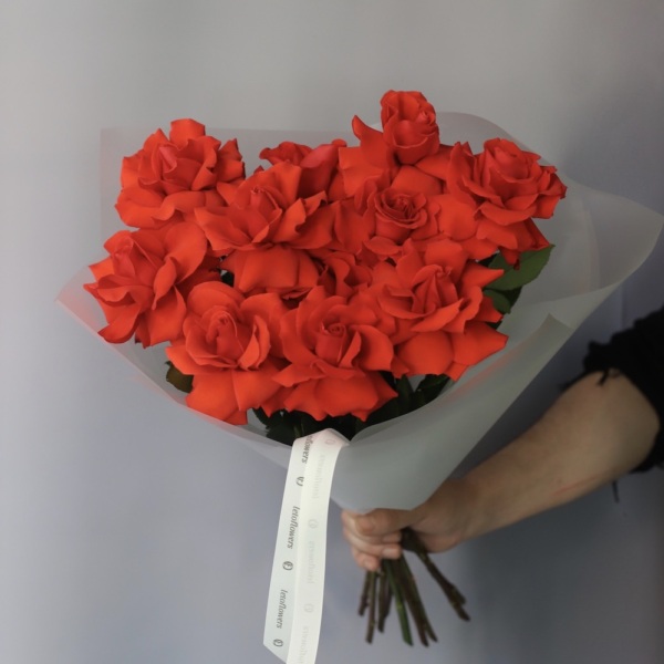 Bouquet of scarlet roses "Nina" - 15 роз