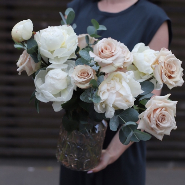 Garden rose with Peony in a vase - Размер M