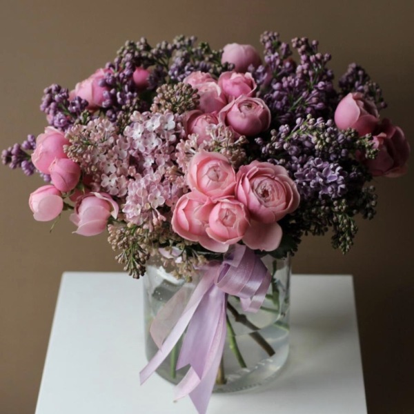 Spray Roses with Syringa in a vase - Размер M