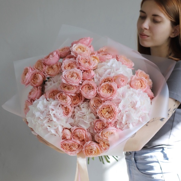 Hydrangeas with Spray Garden Roses - Размер M
