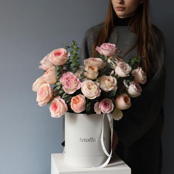 Light garden roses in a hat box - Размер M