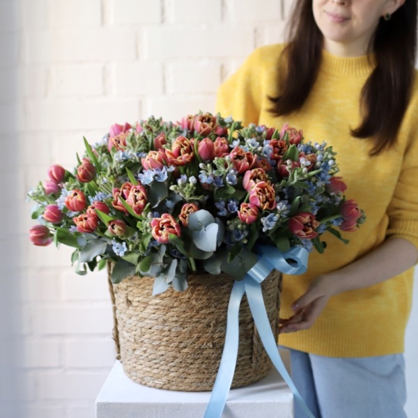 Basket with Tulips and Oxypetalum -  Размер L 