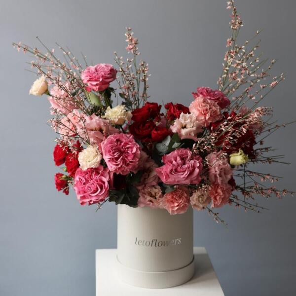 Surprise on a florisit taste in a hat box, bright - Размер M