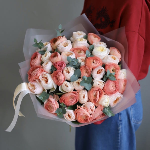 Ranunculus with Garden Roses, bright -  Размер M 
