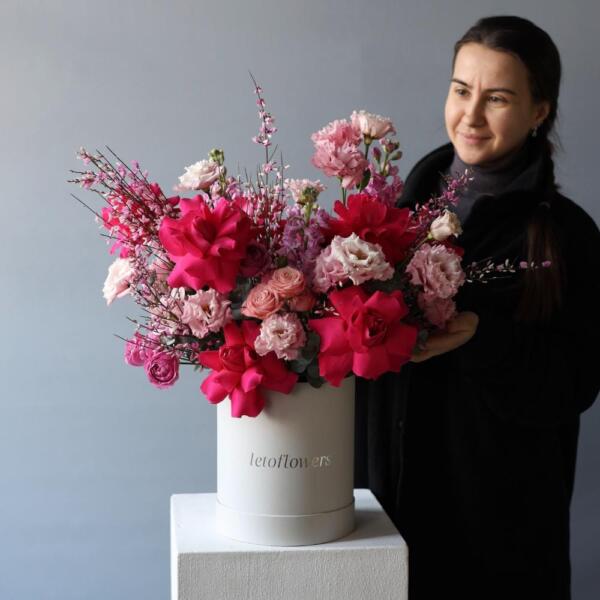 Surprise on a florisit taste in a hat box, bright - Размер M