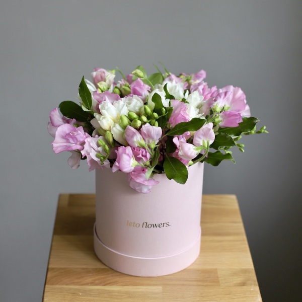 Sweet pea with Freesia in a hat box - Размер S