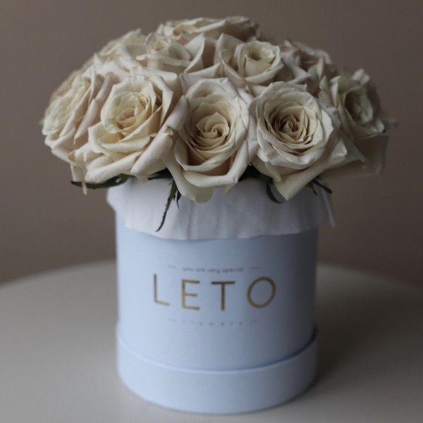 Nude roses in a hat box - Размер S