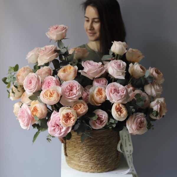 Garden roses of different sorts in a basket - Размер L