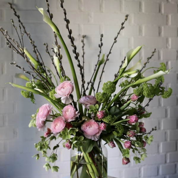 Easter Bouquet 'Spring is Dancing Through the Courtyards' - Размер L в вазе