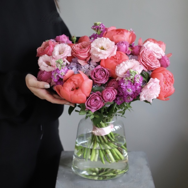 Signature round bouquet "Berry Lukoshko" - Размер L в вазе