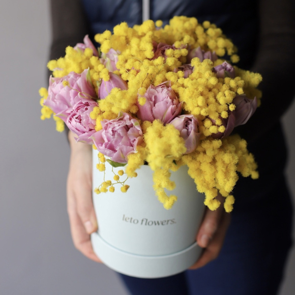 Mimosa with Tulips in a hat box - Размер S