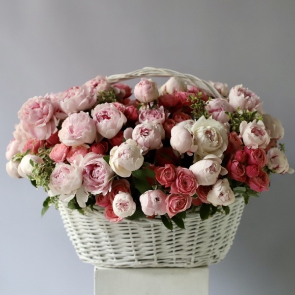 Peony with Spray Roses in a basket - Размер XL