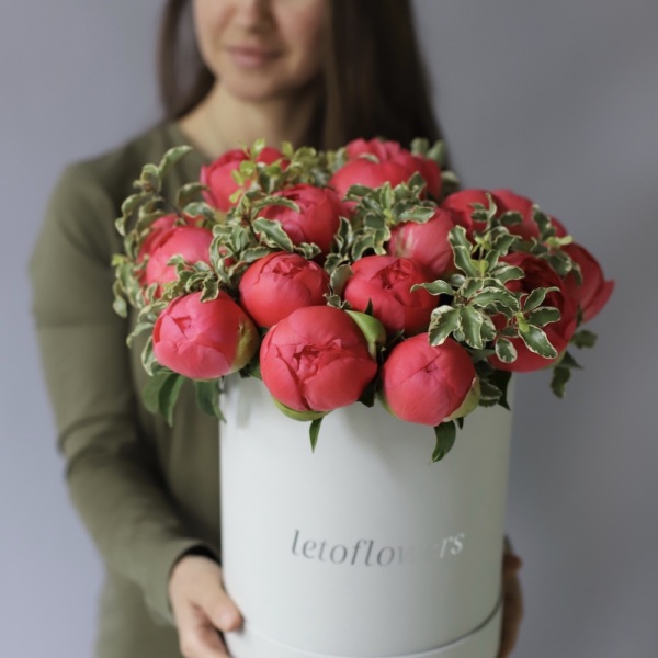 Coral Peonies in a hatbox - Размер M