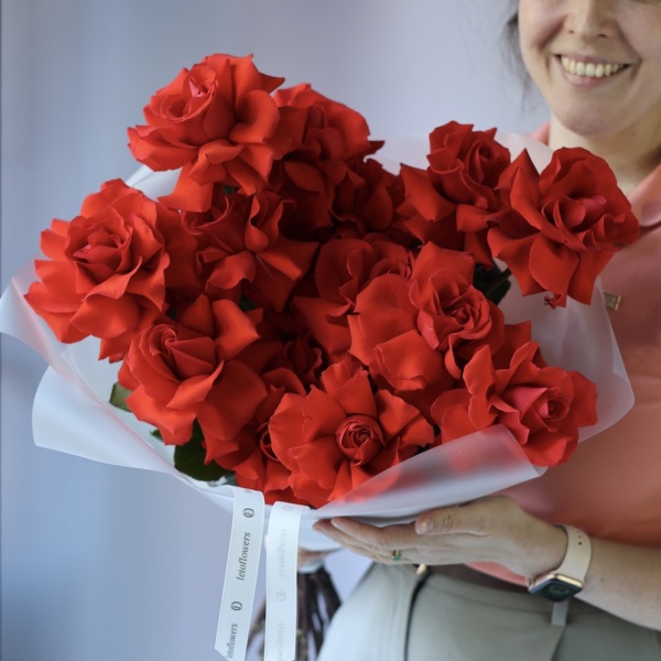 Bouquet of scarlet roses "Nina" - 15 роз