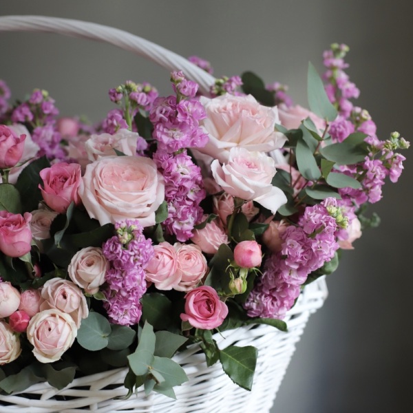 Basket with Garden roses, Spray roses and Stock