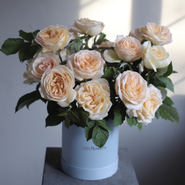 Garden roses of different sorts in a hat box -  Размер M 