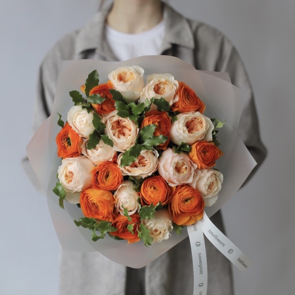 Ranunculus with Garden Roses, bright - Размер S