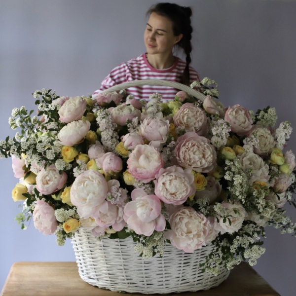 Peonies, Spray Roses and Stock in a basket -  Размер 4XL 