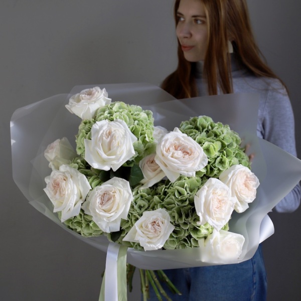 Hydrangeas with Garden Roses - Размер M