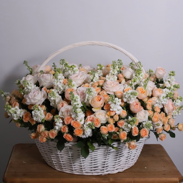 Basket with Garden roses, Spray roses and Stock - Размер 4XL