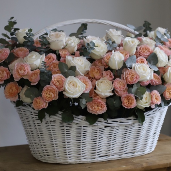 Garden Roses with Spray Roses in a basket -  Размер 2XL 