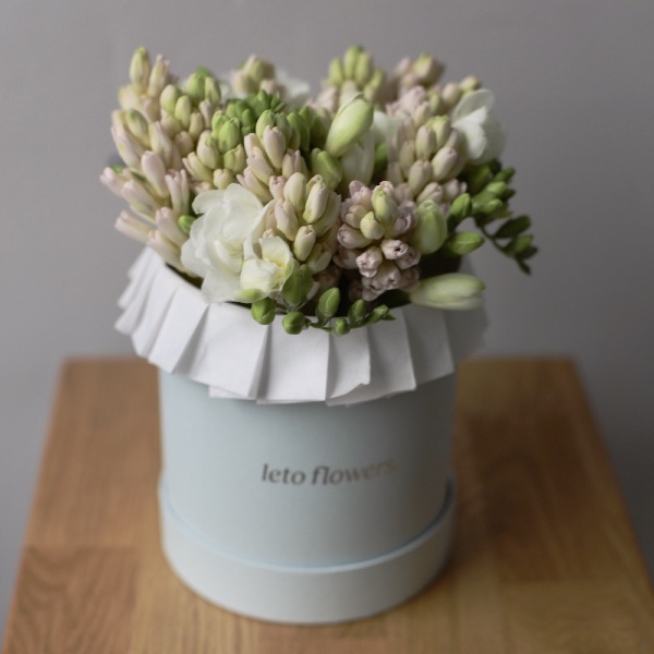 Hyacinthus with freesia in a hat box - Размер S