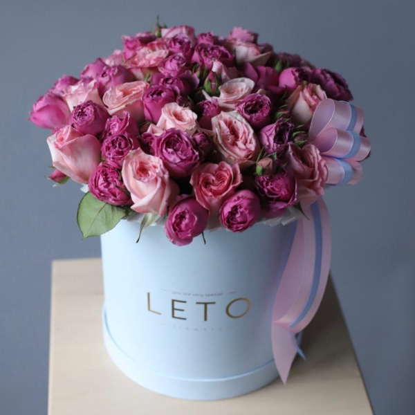 Garden Roses with Spray Roses in a hat box - Размер  L
