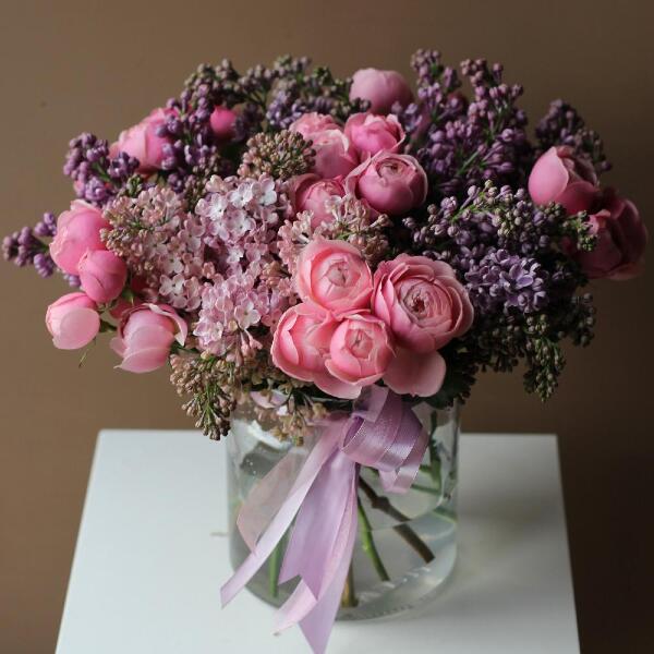 Spray Roses with Syringa in a vase - Размер M