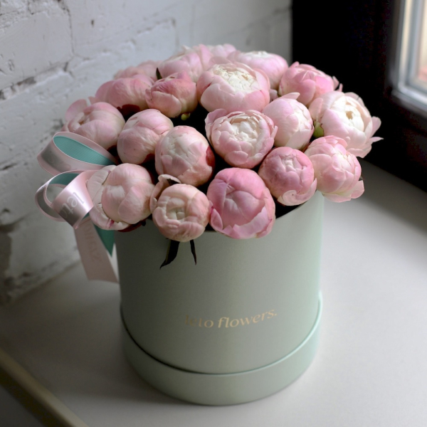 Pink peonies in a hat box - Размер M