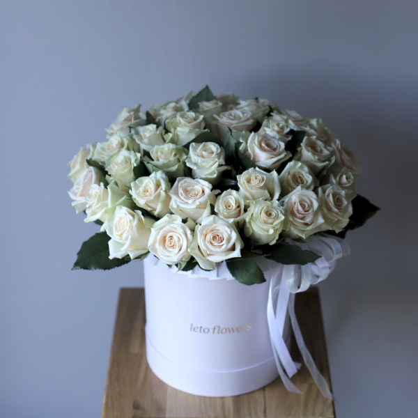 Creamy roses in a hat box - Размер M