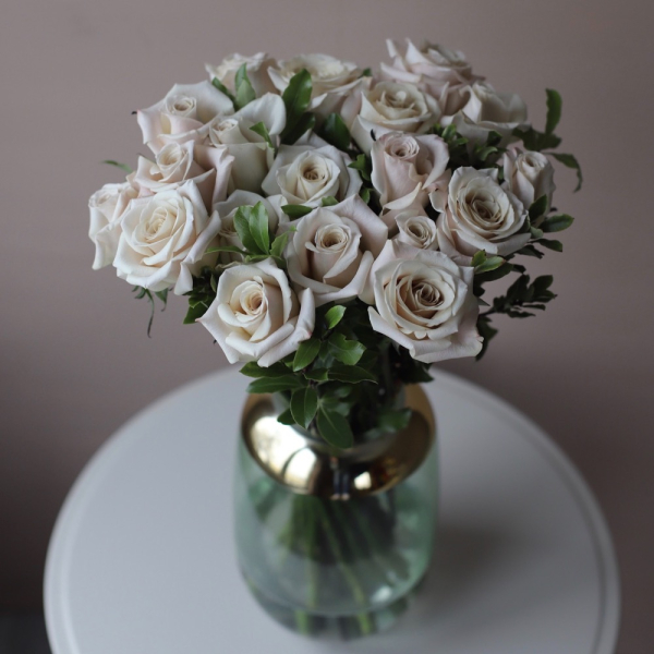 Nude roses in a vase - 25 роз с зеленью (ваза может отличаться)