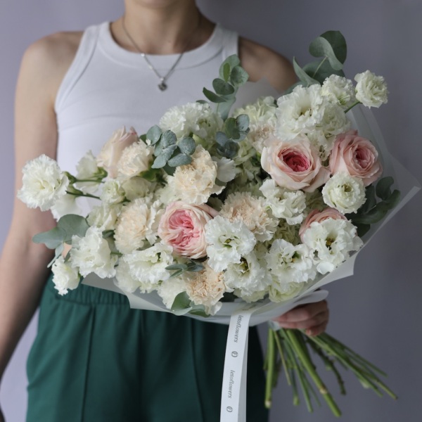 Creamy white signature bouquet - Размер M