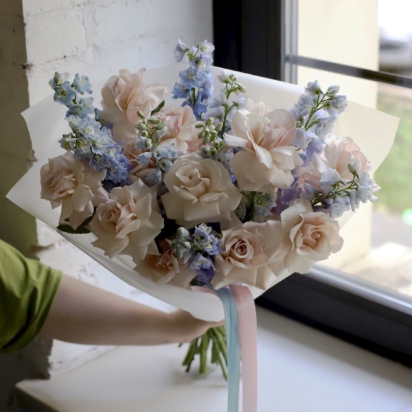 Roses with Delphinium - Размер M